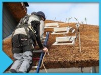 Aanbrengen bliksemafleiderinstallatie middels rietstoelen ter bescherming van uw rieten dak www.boersen.nl